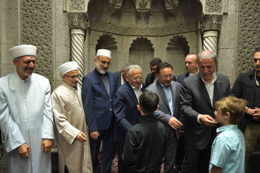 Başkan Büyükkılıç, Bayram Namazı Sonrası Vatandaşla Buluştu