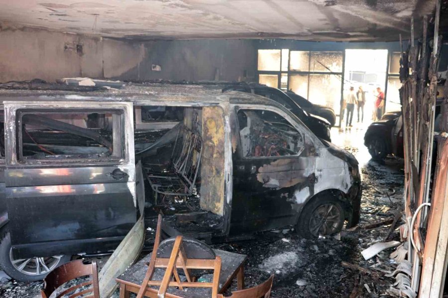 Galeride Yangın: 6 Araçta Maddi Hasar Var