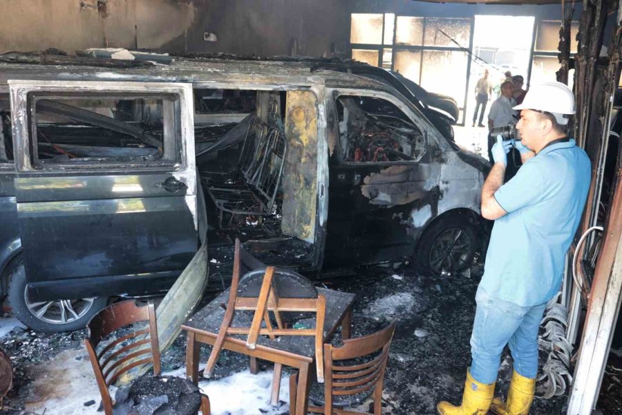 Galeride Yangın: 6 Araçta Maddi Hasar Var