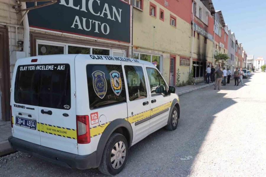 Galeride Yangın: 6 Araçta Maddi Hasar Var