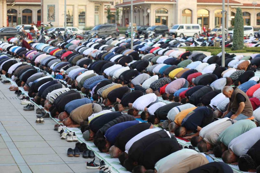 Binlerce Kişi Bayram Namazında Mevlana Meydanı’nı Doldurdu