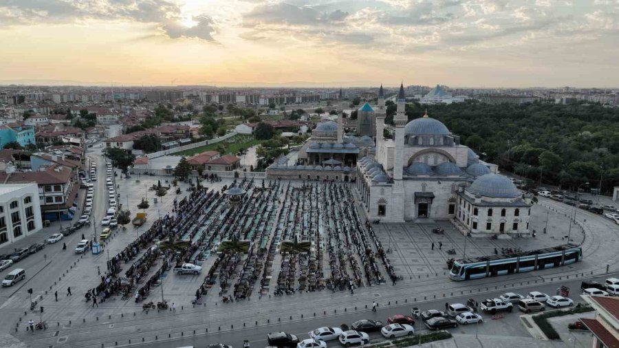 Binlerce Kişi Bayram Namazında Mevlana Meydanı’nı Doldurdu