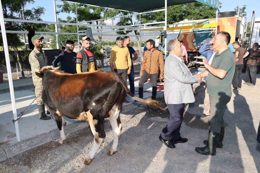 Başkan Yalçın, Vatandaşın Bayram Sevincine Ortak Oldu