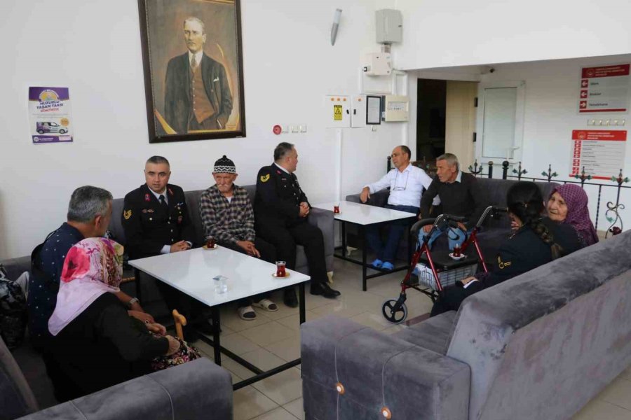 Aksaray’da Jandarmadan Huzurevine Bayram Ziyareti