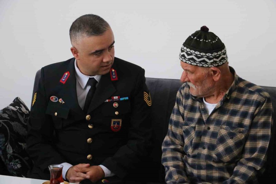 Aksaray’da Jandarmadan Huzurevine Bayram Ziyareti