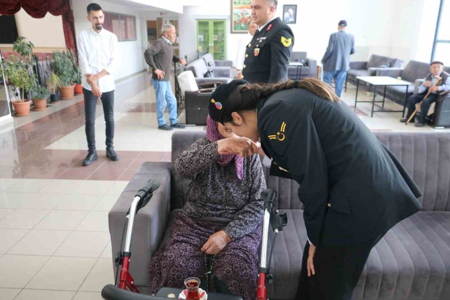 Aksaray’da Jandarmadan Huzurevine Bayram Ziyareti