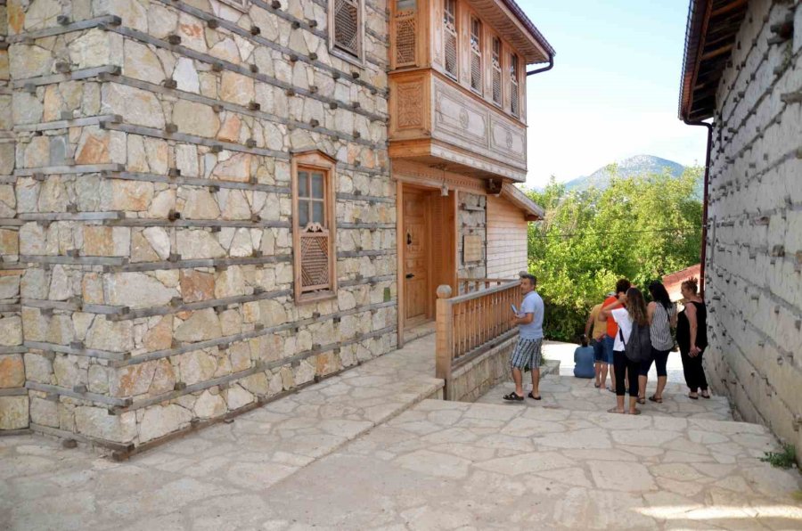 Antalya’nın Düğmeli Evlerinde Yılda 8 Bin Kişi Konaklıyor