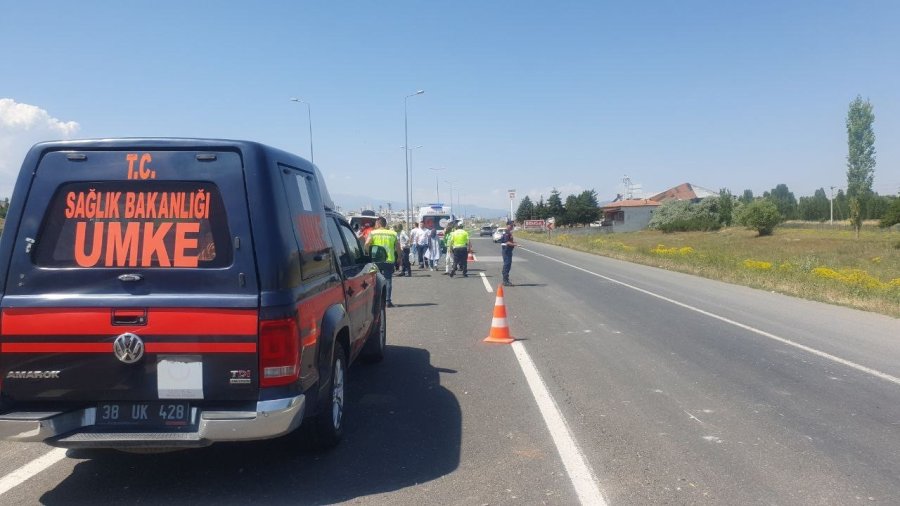 Ticari Araç İle Kamyon Çarpıştı: 1 Ölü, 14 Yaralı