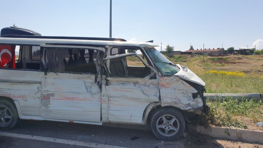 Ticari Araç İle Kamyon Çarpıştı: 1 Ölü, 14 Yaralı