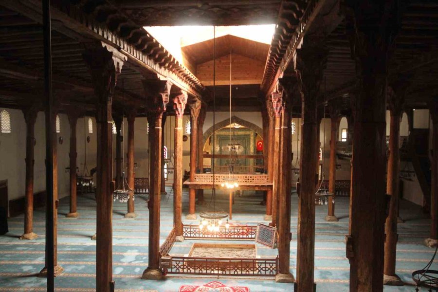 7 Asırlık Camideki Ahşap Direkleri Koruduğuna İnanılan ’karlık’ Ziyaretçilerin İlgisini Çekiyor