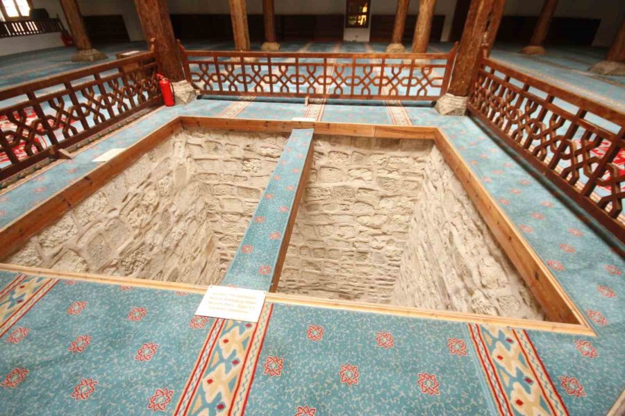 7 Asırlık Camideki Ahşap Direkleri Koruduğuna İnanılan ’karlık’ Ziyaretçilerin İlgisini Çekiyor