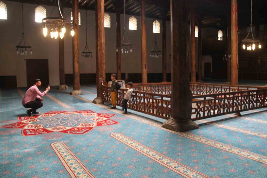 7 Asırlık Camideki Ahşap Direkleri Koruduğuna İnanılan ’karlık’ Ziyaretçilerin İlgisini Çekiyor