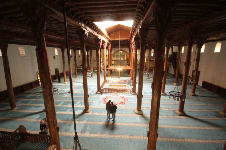 7 Asırlık Camideki Ahşap Direkleri Koruduğuna İnanılan ’karlık’ Ziyaretçilerin İlgisini Çekiyor