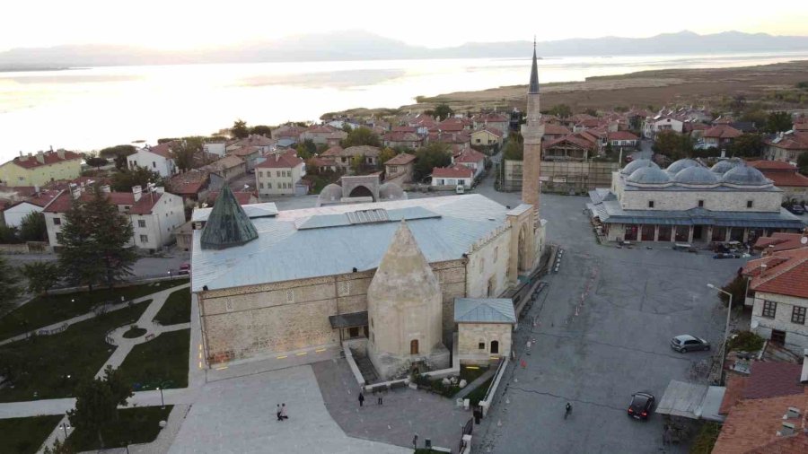 7 Asırlık Camideki Ahşap Direkleri Koruduğuna İnanılan ’karlık’ Ziyaretçilerin İlgisini Çekiyor