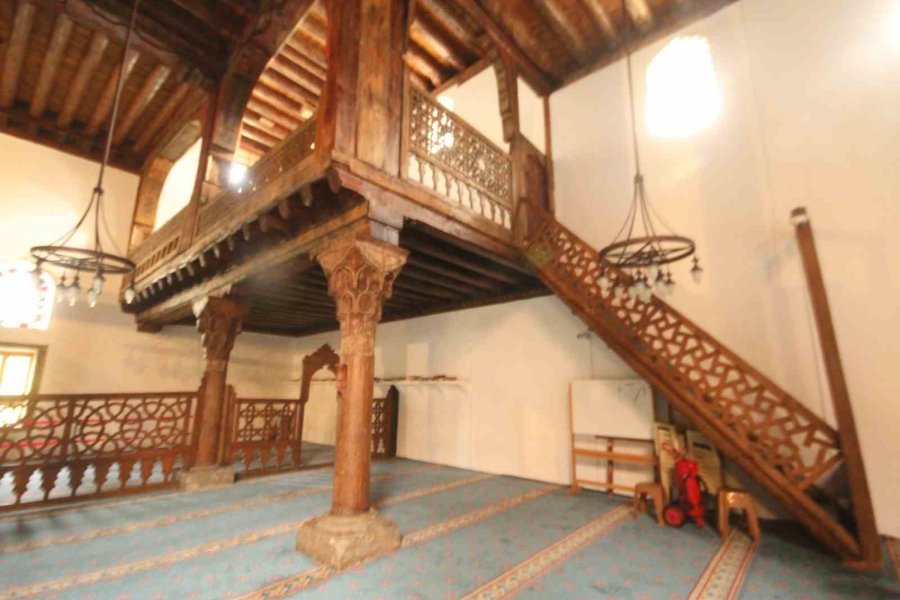 7 Asırlık Camideki Ahşap Direkleri Koruduğuna İnanılan ’karlık’ Ziyaretçilerin İlgisini Çekiyor