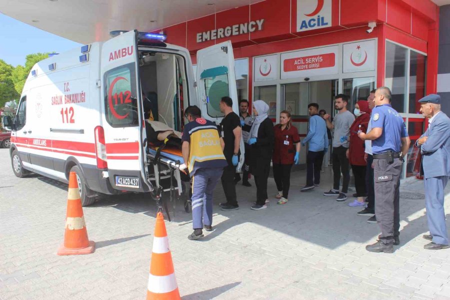 Otomobil Kavşaktan Dönen Çekiciye Çarptı: 1 Ölü, 3 Yaralı