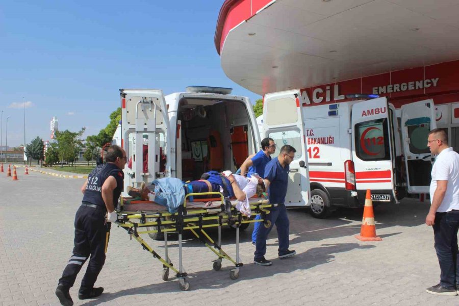 Otomobil Kavşaktan Dönen Çekiciye Çarptı: 1 Ölü, 3 Yaralı