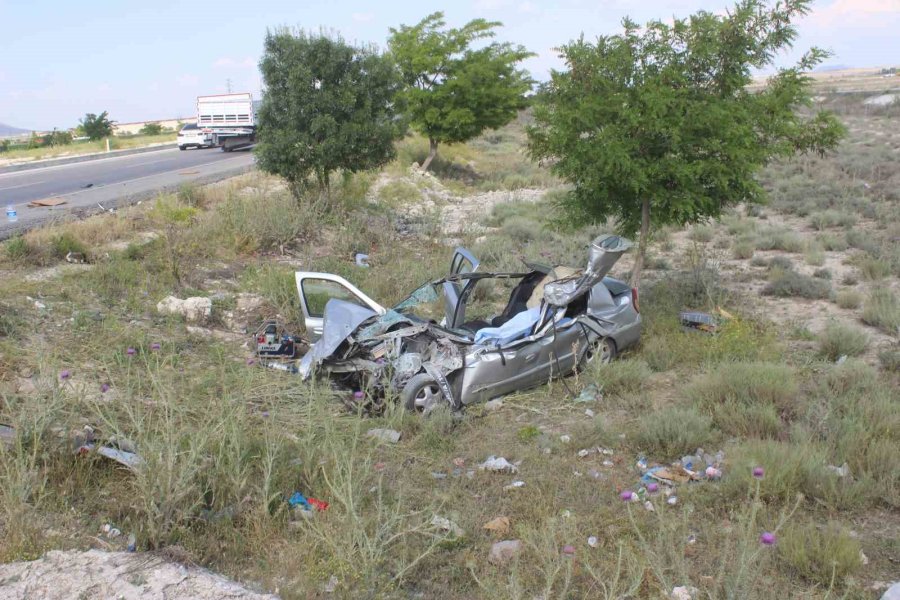 Otomobil Kavşaktan Dönen Çekiciye Çarptı: 1 Ölü, 3 Yaralı