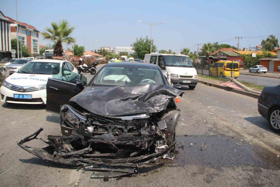 Antalya’da Kontrolden Çıkan Otomobil Karşı Şeritteki Otomobille Çarpıştı: 2 Ölü, 3 Yaralı
