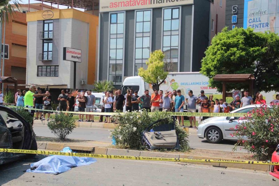 Antalya’da Kontrolden Çıkan Otomobil Karşı Şeritteki Otomobille Çarpıştı: 2 Ölü, 3 Yaralı