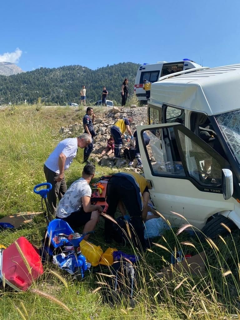 Kontrolden Çıkan Minibüs Şarampole Yuvarlandı: 7 Yaralı