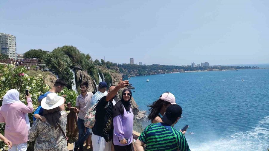 Antalya’nın Dünyaca Ünlü Şelalesine Ziyaretçi Akını