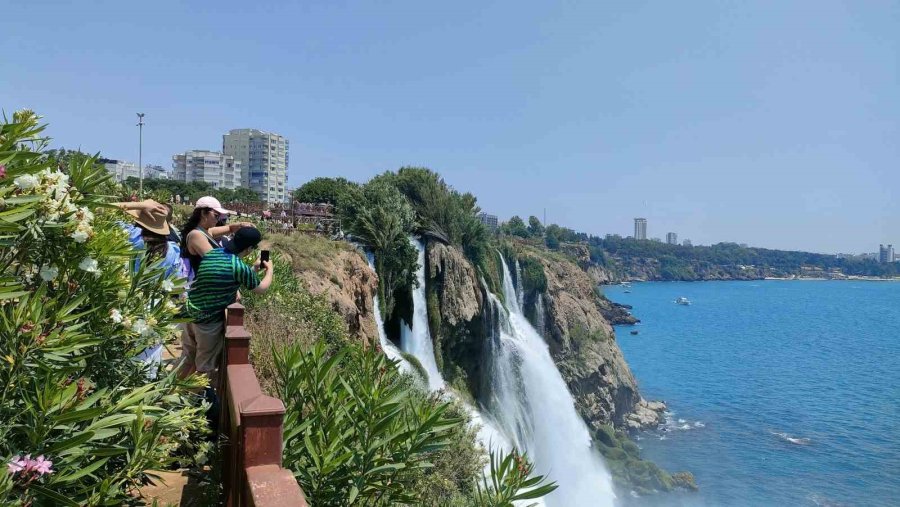 Antalya’nın Dünyaca Ünlü Şelalesine Ziyaretçi Akını