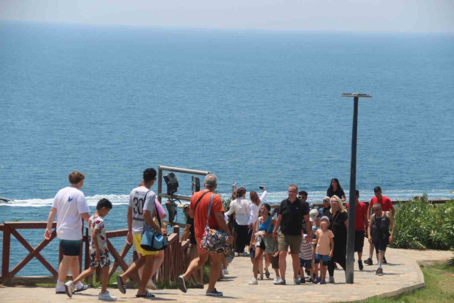 Antalya’nın Dünyaca Ünlü Şelalesine Ziyaretçi Akını