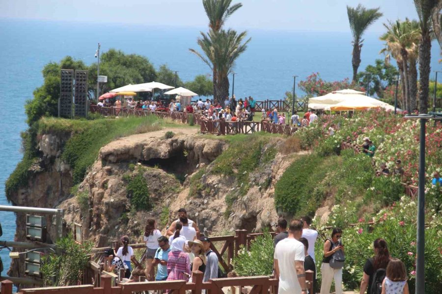 Antalya’nın Dünyaca Ünlü Şelalesine Ziyaretçi Akını