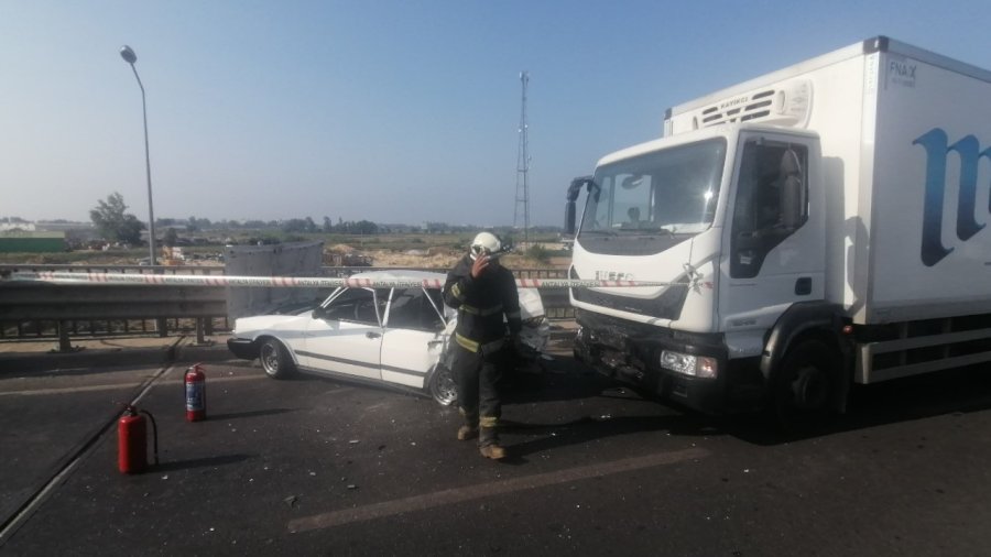 Kamyon, Çarpıp Sürüklediği Otomobili Bariyerlerle Arasına Sıkıştırdı: 4 Yaralı