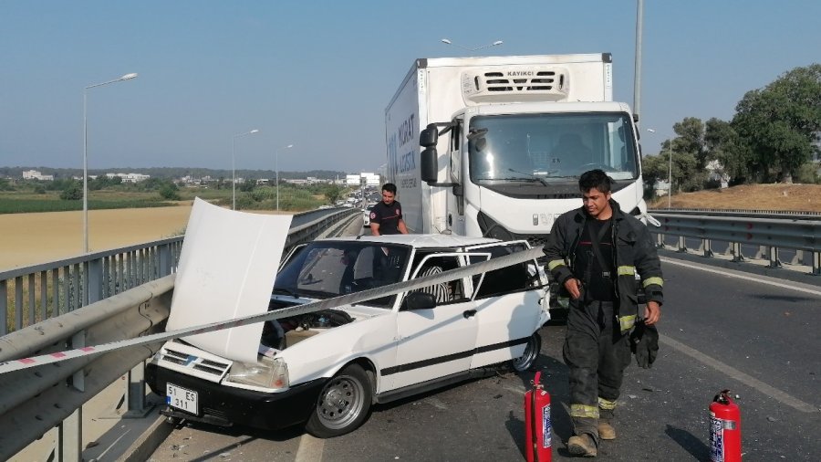 Kamyon, Çarpıp Sürüklediği Otomobili Bariyerlerle Arasına Sıkıştırdı: 4 Yaralı