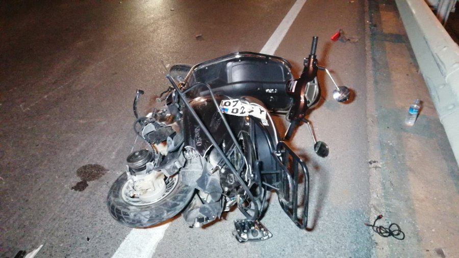 Otomobilin Aynasına Çarpıp Devrilen Motosiklete Arkadan Gelen Araç Çarptı:1’i Ağır 2 Yaralı