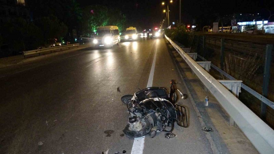 Otomobilin Aynasına Çarpıp Devrilen Motosiklete Arkadan Gelen Araç Çarptı:1’i Ağır 2 Yaralı