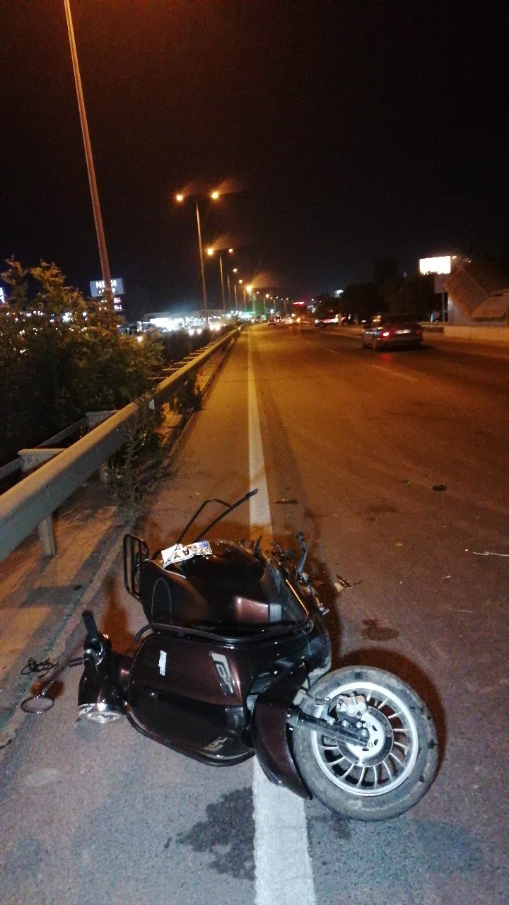 Otomobilin Aynasına Çarpıp Devrilen Motosiklete Arkadan Gelen Araç Çarptı:1’i Ağır 2 Yaralı