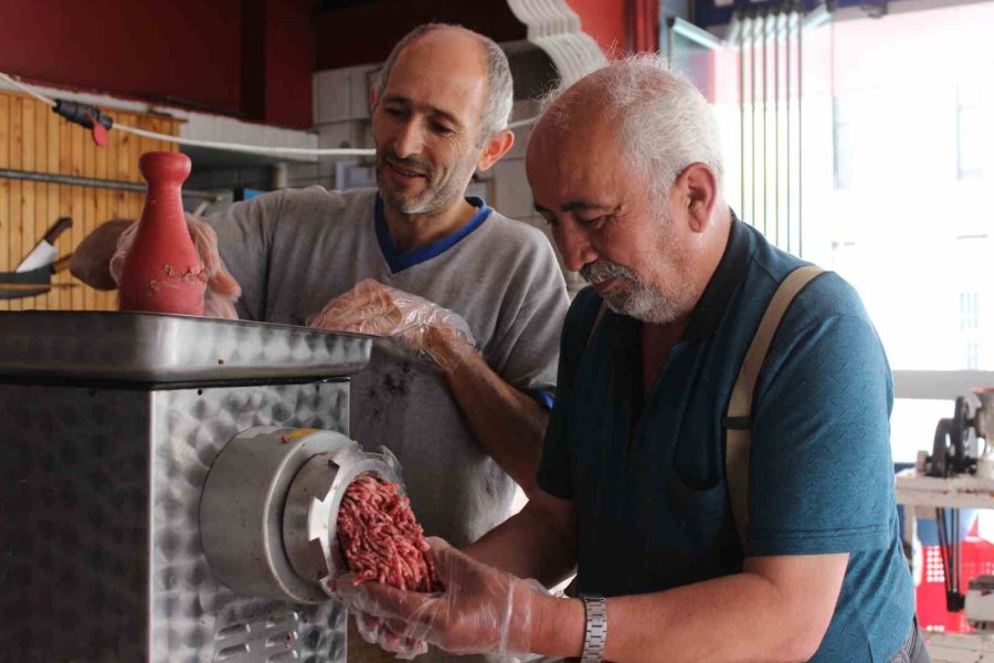Kayseri’de Kurban Etleri Sucuk Oluyor