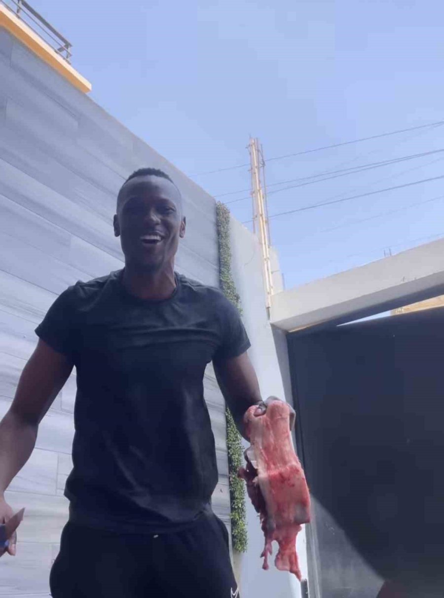 Mame Thiam Ailesi İle Kurban Bayramını Kutladı