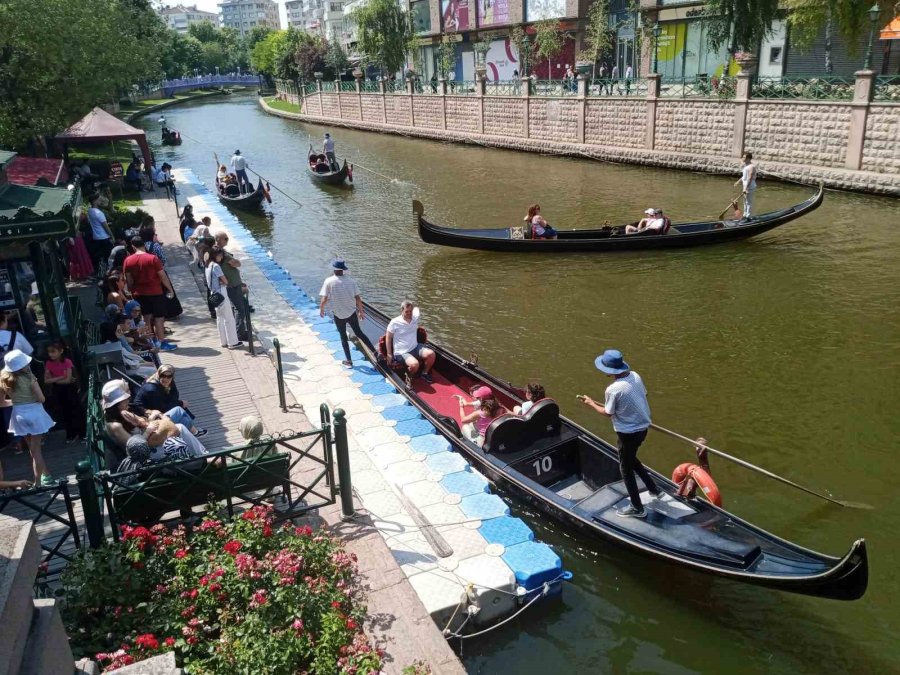 Bayram Tatilini Fırsat Bilen Turistler Eskişehir’e Akın Etti