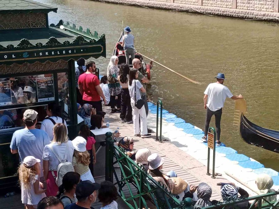 Bayram Tatilini Fırsat Bilen Turistler Eskişehir’e Akın Etti