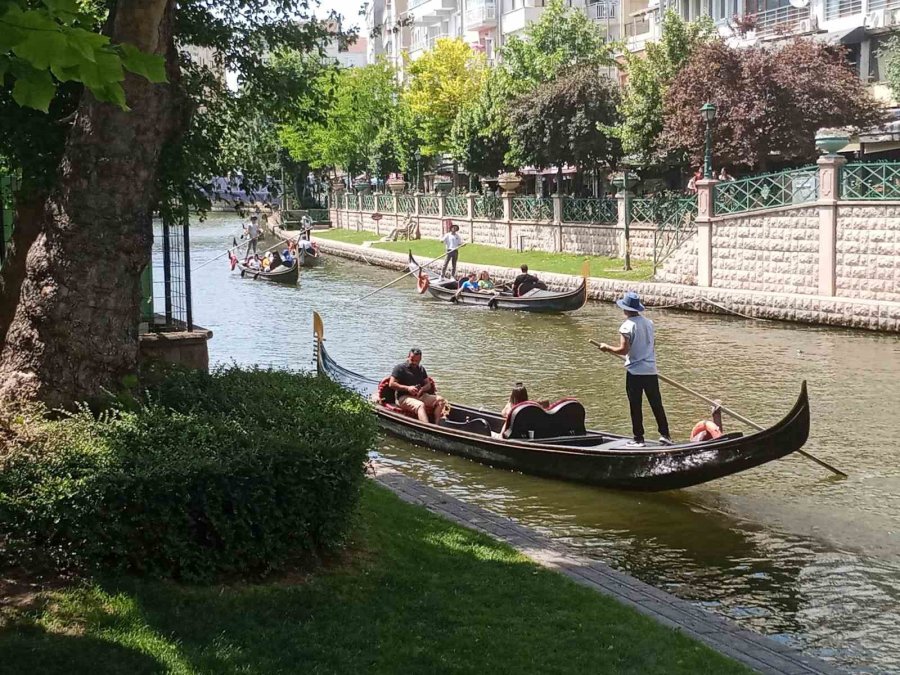 Bayram Tatilini Fırsat Bilen Turistler Eskişehir’e Akın Etti