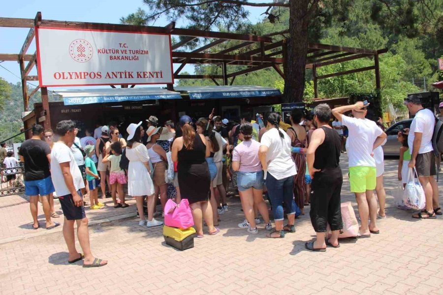 Olympos Ve Adrasan’da Bayram Tatilinde Günlük 6 Kamyon Çöp Toplanıyor