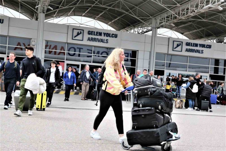 Antalya Yılık İlk Altı Alında Hava Yoluyla Gelen Turist Sayısı 5 Milyon 523 Bin 624 Oldu