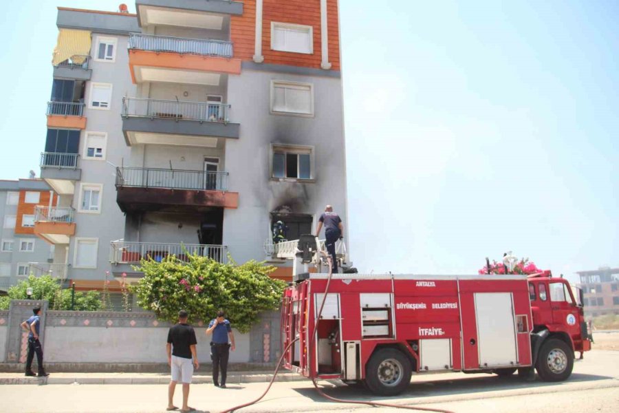 Klimadan Çıkan Yangında, Kayınvalidesiyle Kendini Son Anda Dışarı Attı