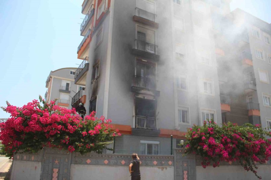 Klimadan Çıkan Yangında, Kayınvalidesiyle Kendini Son Anda Dışarı Attı