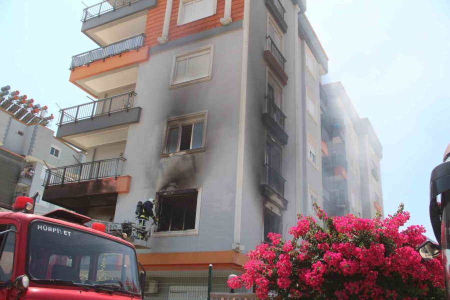 Klimadan Çıkan Yangında, Kayınvalidesiyle Kendini Son Anda Dışarı Attı