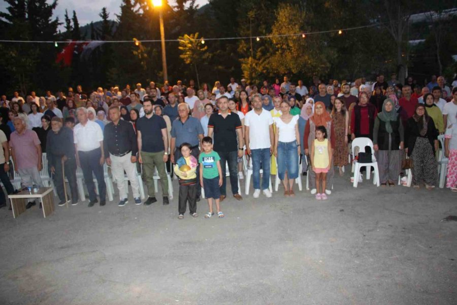 Eşeğe Saman Balyası Yüklemek İçin Kıyasıya Yarıştılar