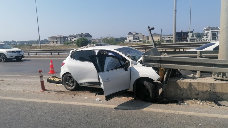 Antalya’da Otomobil Bariyere Ok Gibi Saplandı: 1 Ölü, 2 Ağır Yaralı