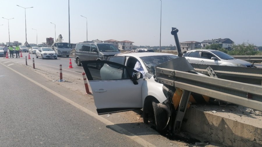 Antalya’da Otomobil Bariyere Ok Gibi Saplandı: 1 Ölü, 2 Ağır Yaralı