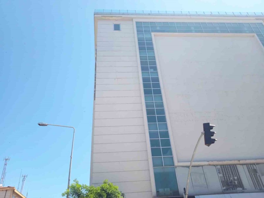 Binadan Koparak Yola Düşen Sıva Parçaları Tehlike Saçıyor