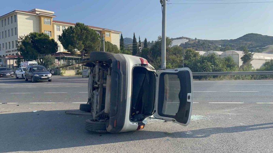 Çarpışan Otomobillerden Biri Takla Attı: 1 Yaralı