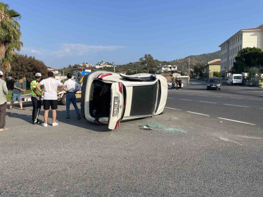 Çarpışan Otomobillerden Biri Takla Attı: 1 Yaralı